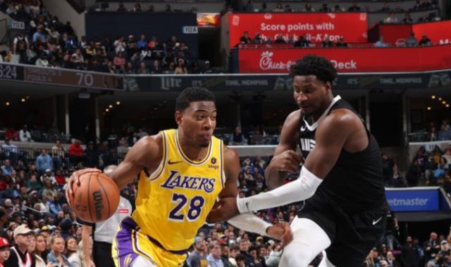 欧博官网-湖人疯狂冲刺！八村垒完爆DPOY 詹皇跳他身上庆祝