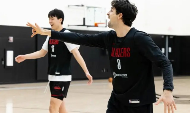 欧博ABG官网-开拓者官方晒球员训练照：在训练馆，做着我们热爱的事情